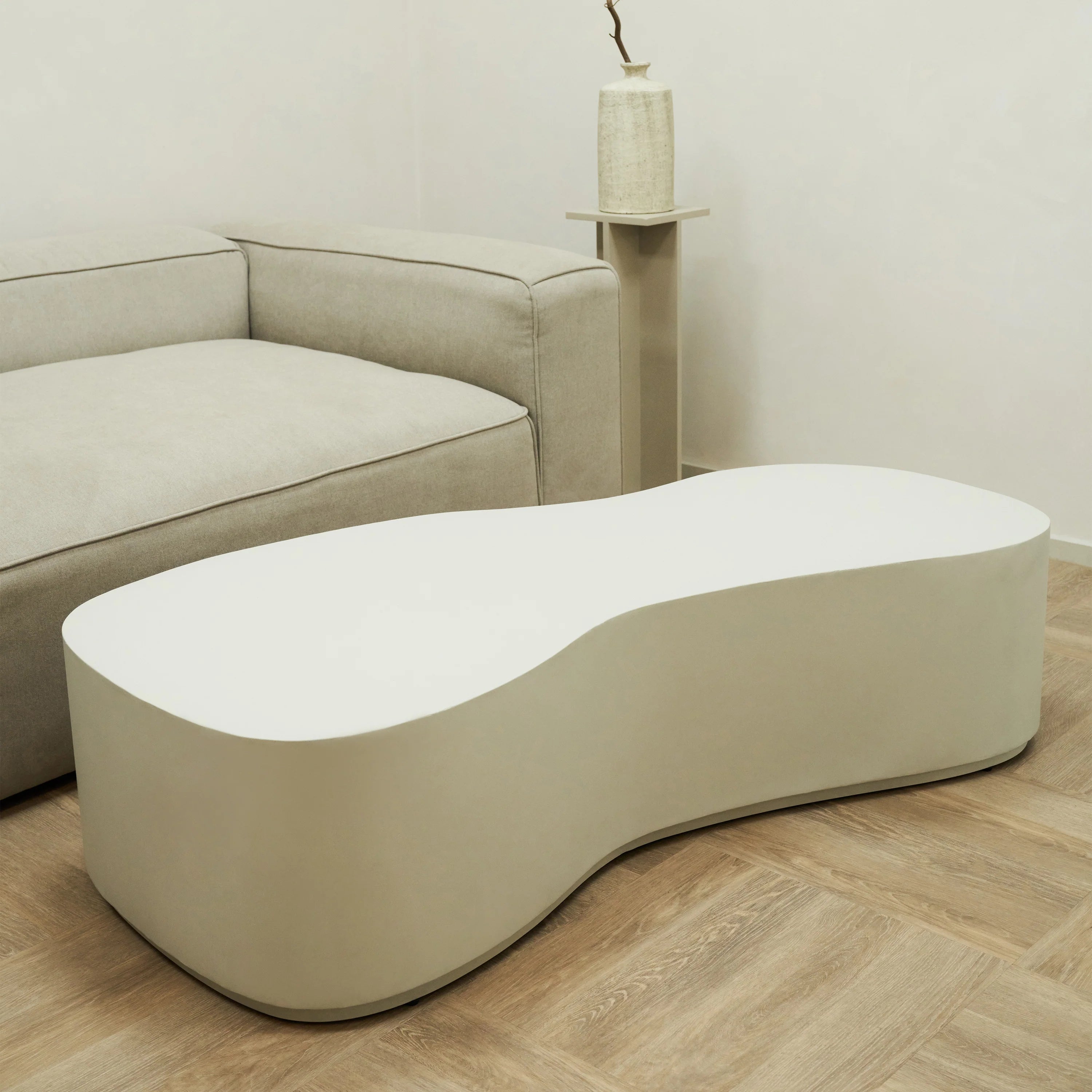 Minimalistisk stor beton-sofabord med uregelmæssig form – hvid