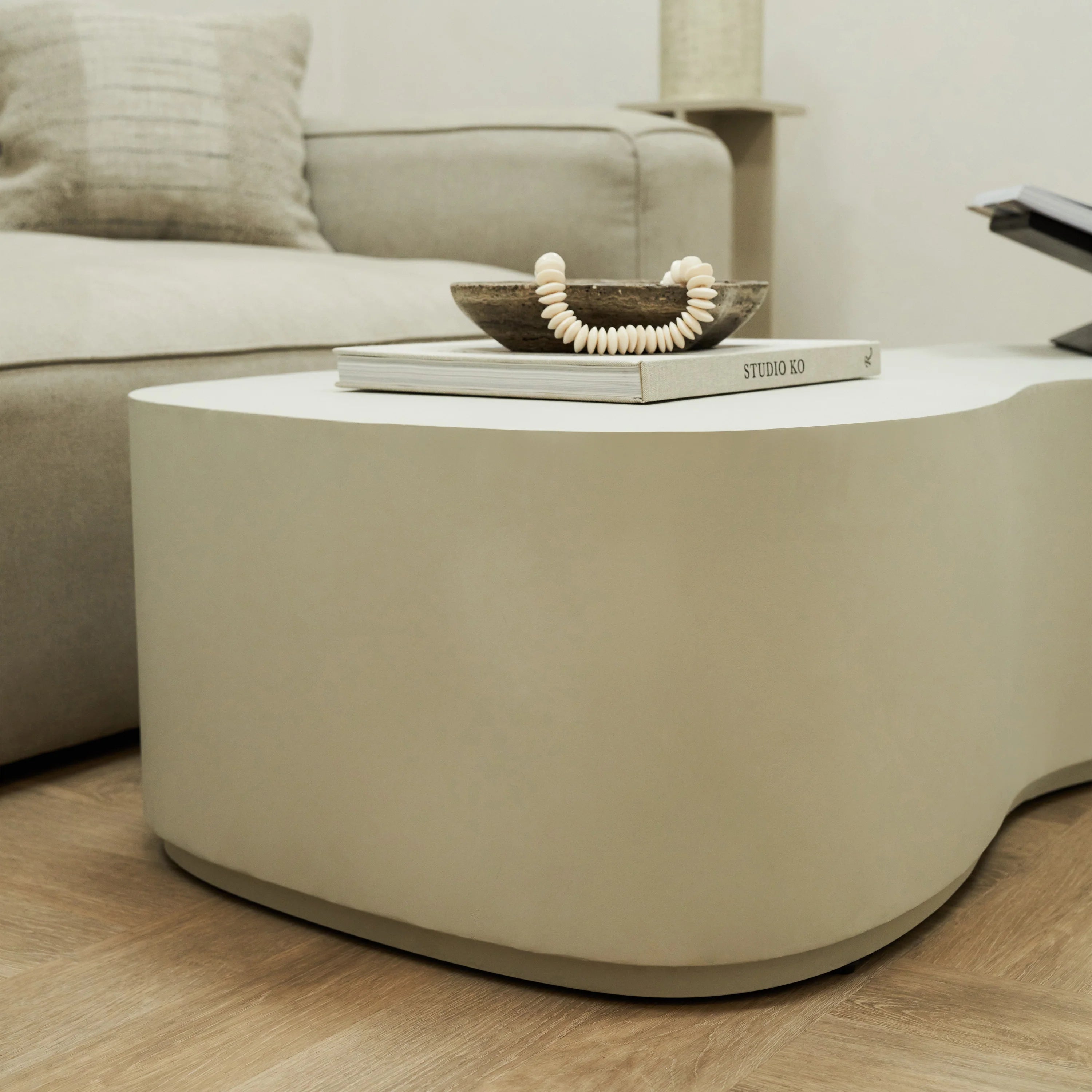 Minimalistisk stor beton-sofabord med uregelmæssig form – hvid