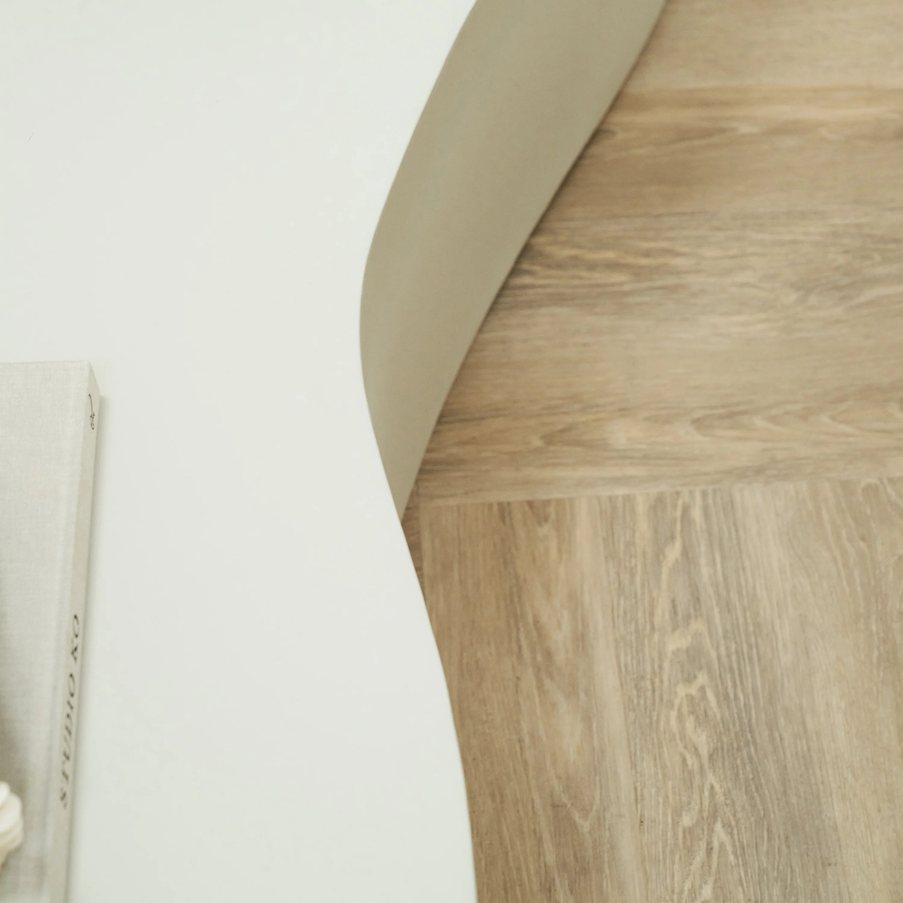 Minimalistisk stor beton-sofabord med uregelmæssig form – hvid