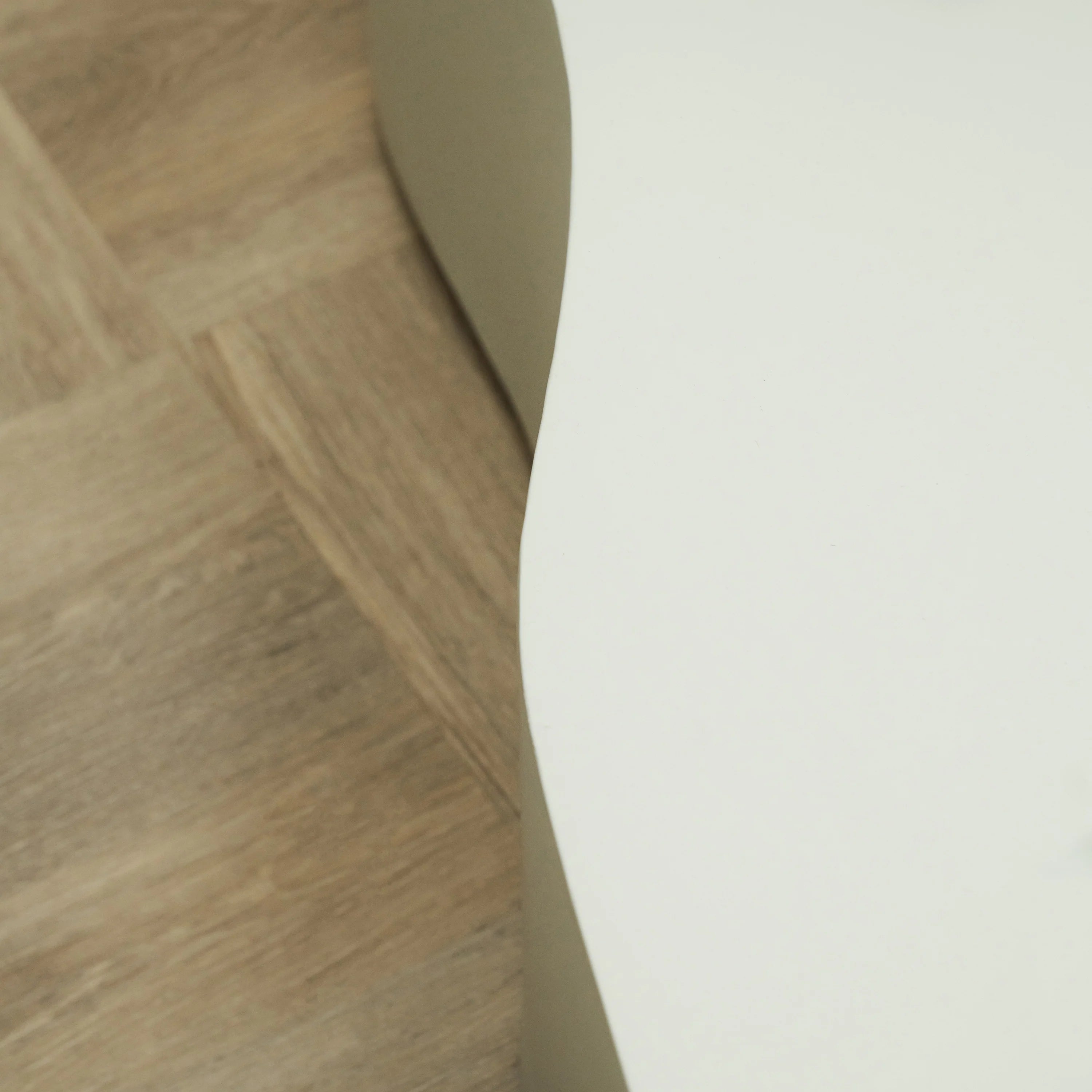 Minimalistisk stor beton-sofabord med uregelmæssig form – hvid