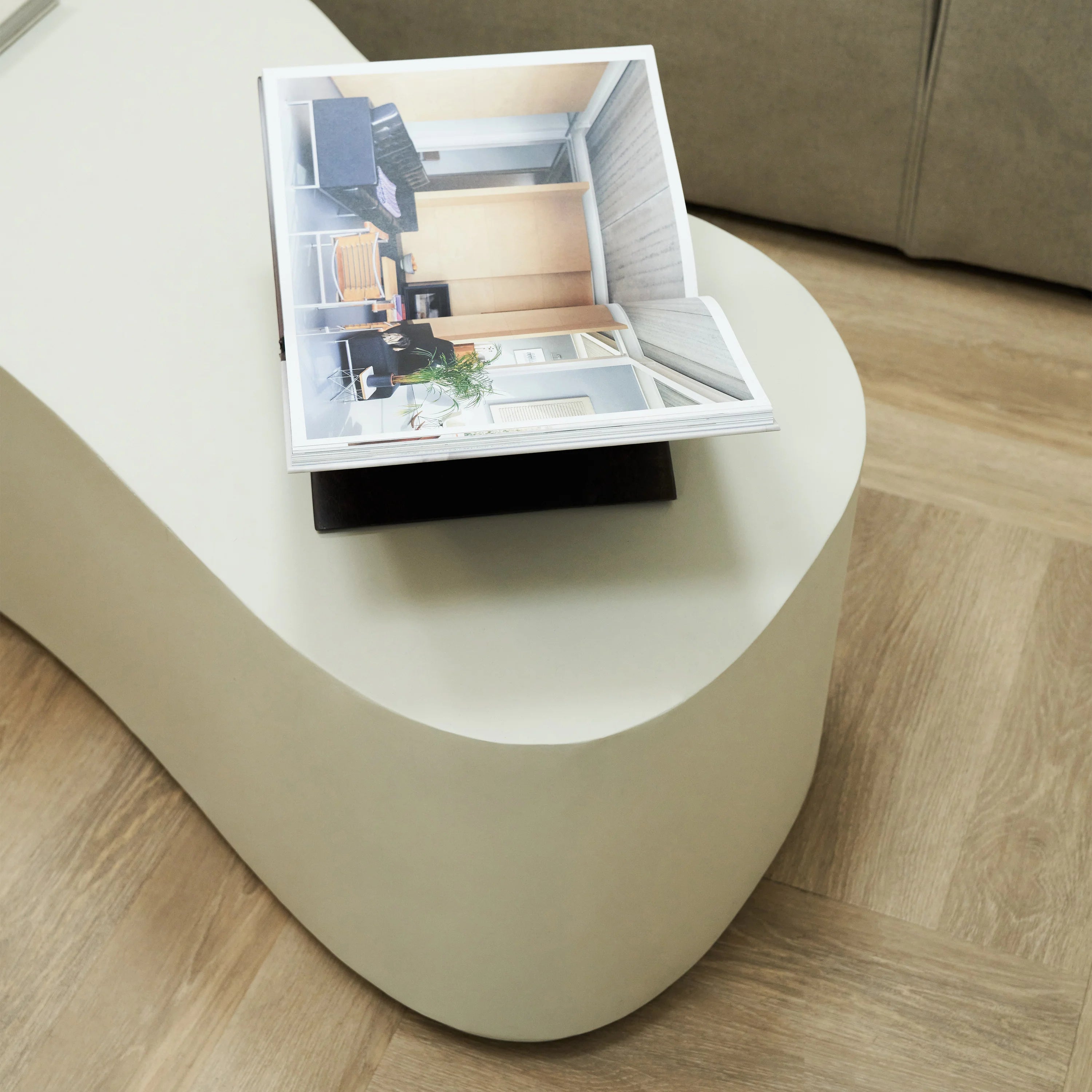 Minimalistisk stor beton-sofabord med uregelmæssig form – hvid