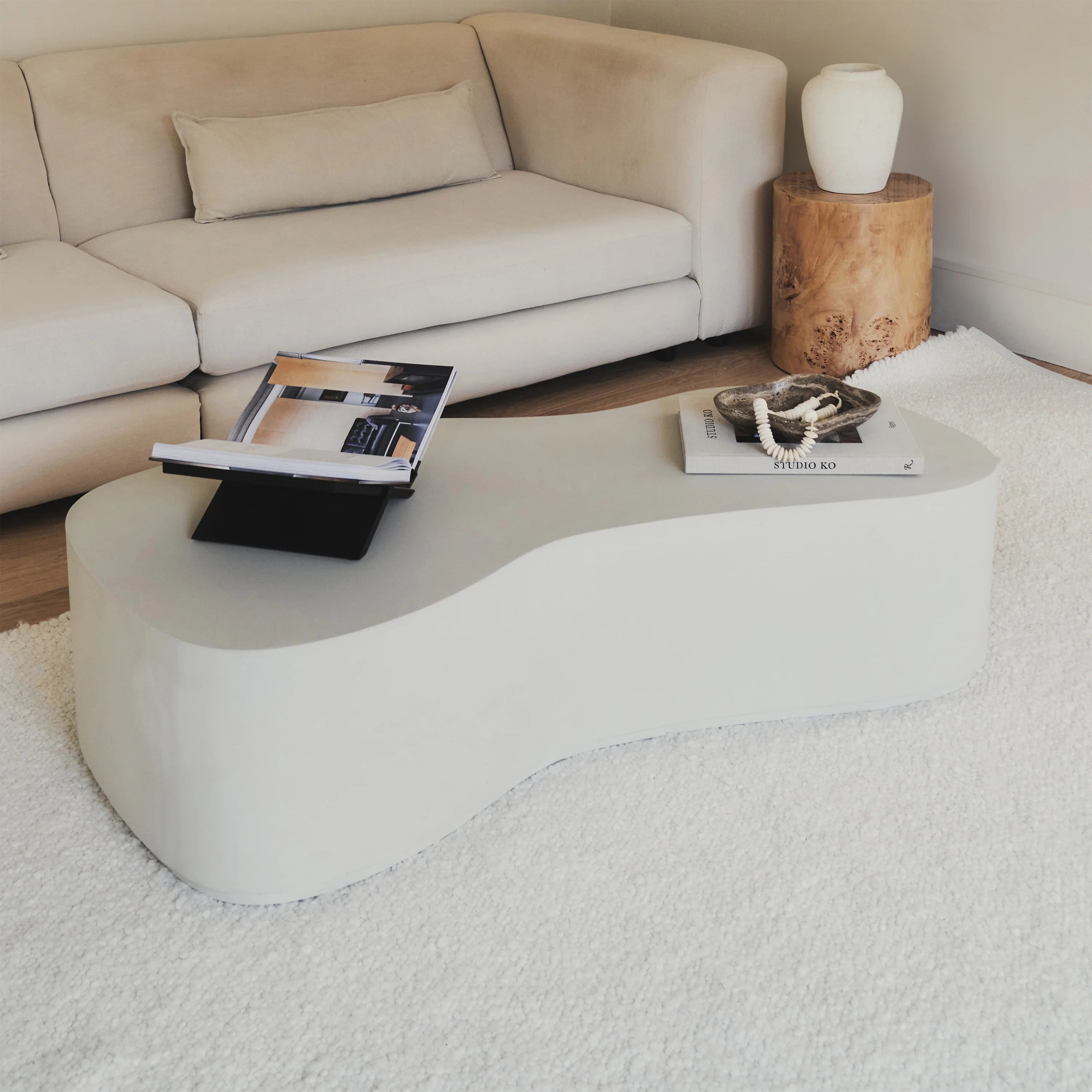 Minimalistisk stor beton-sofabord med uregelmæssig form – hvid