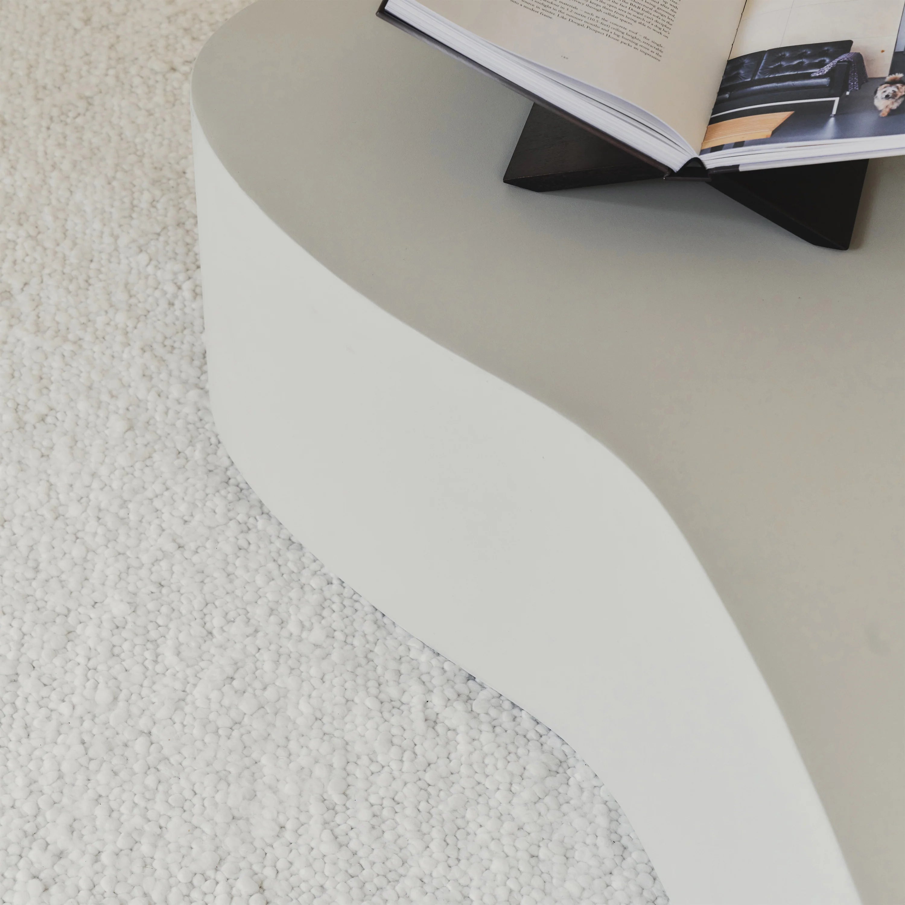 Minimalistisk stor beton-sofabord med uregelmæssig form – hvid