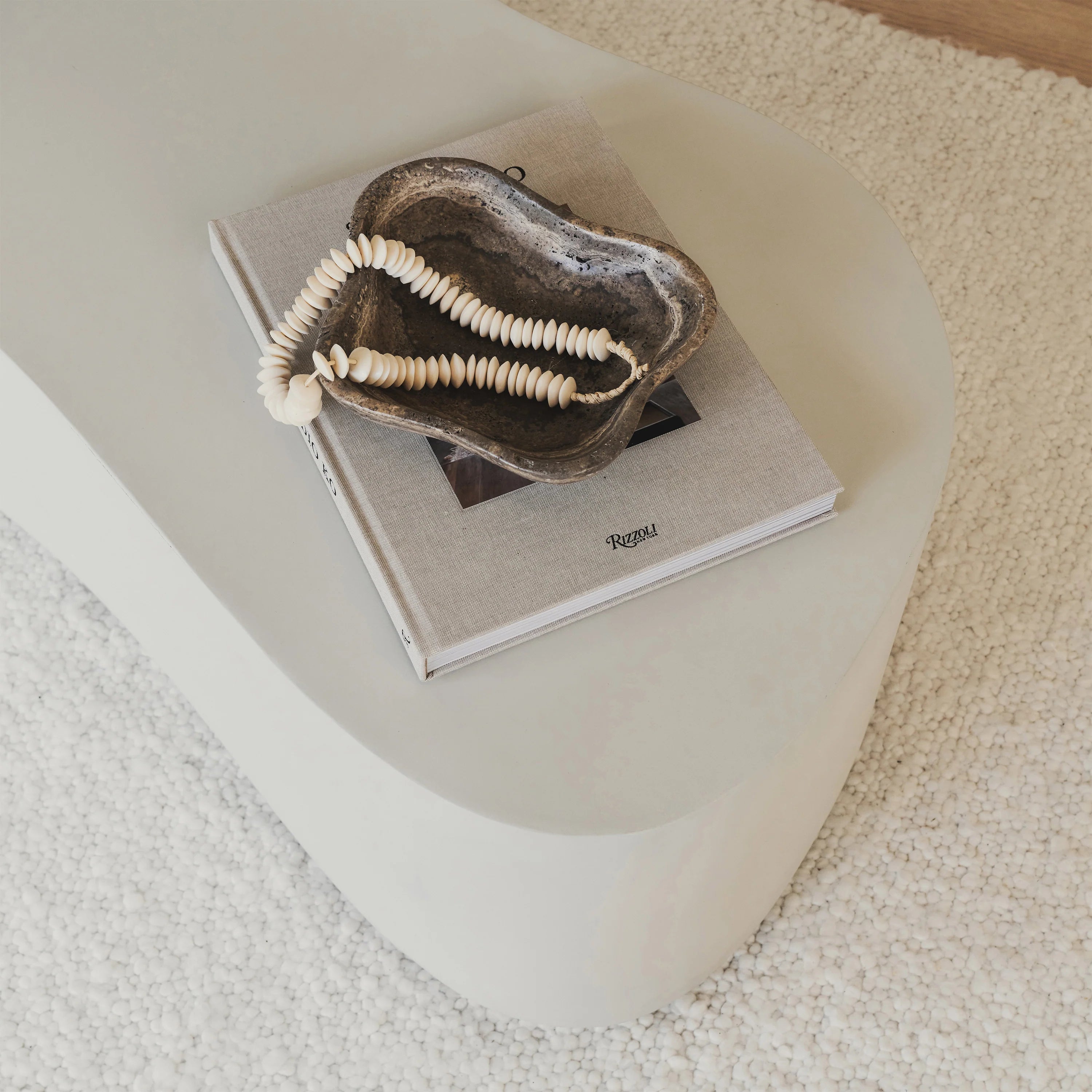 Minimalistisk stor beton-sofabord med uregelmæssig form – hvid