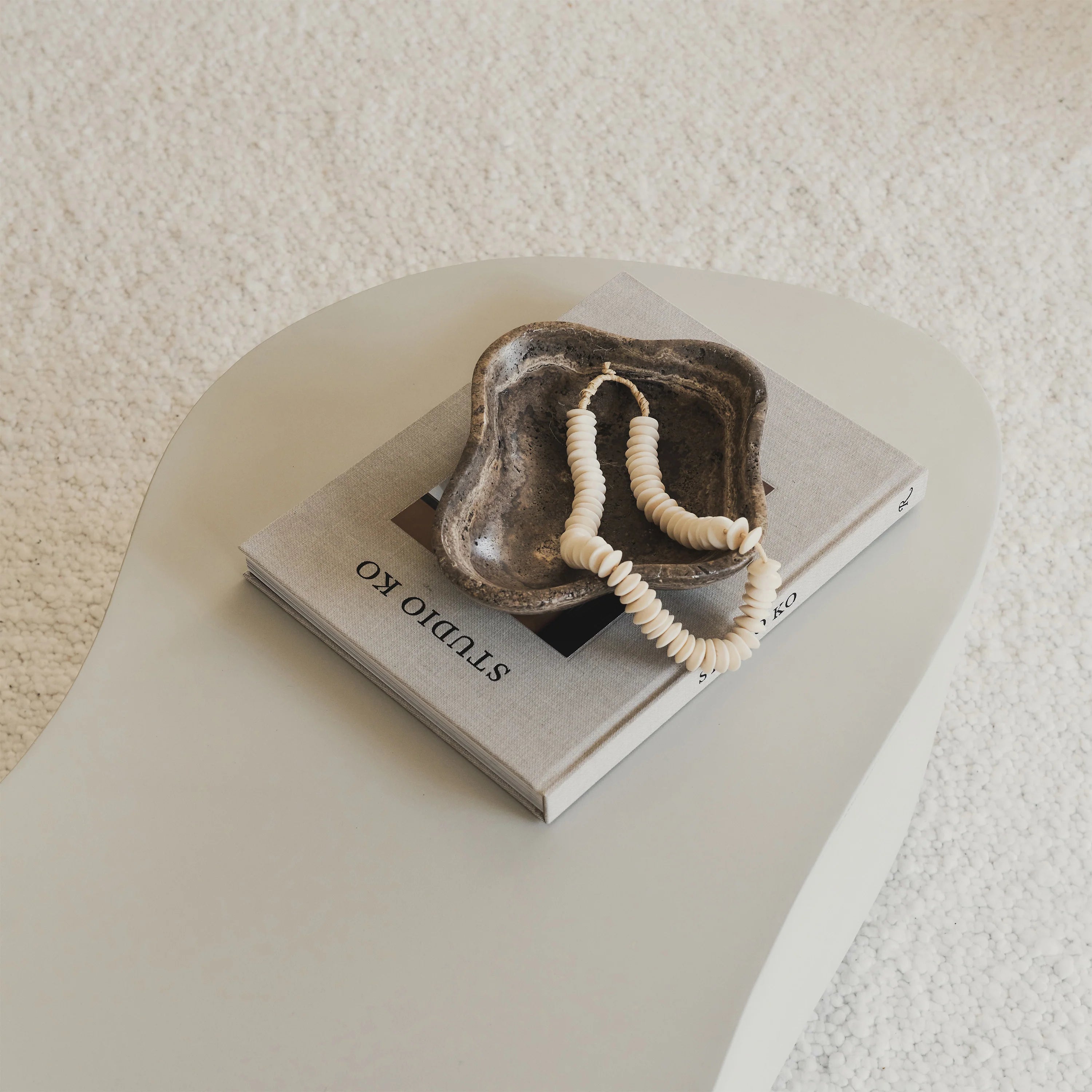 Minimalistisk stor beton-sofabord med uregelmæssig form – hvid