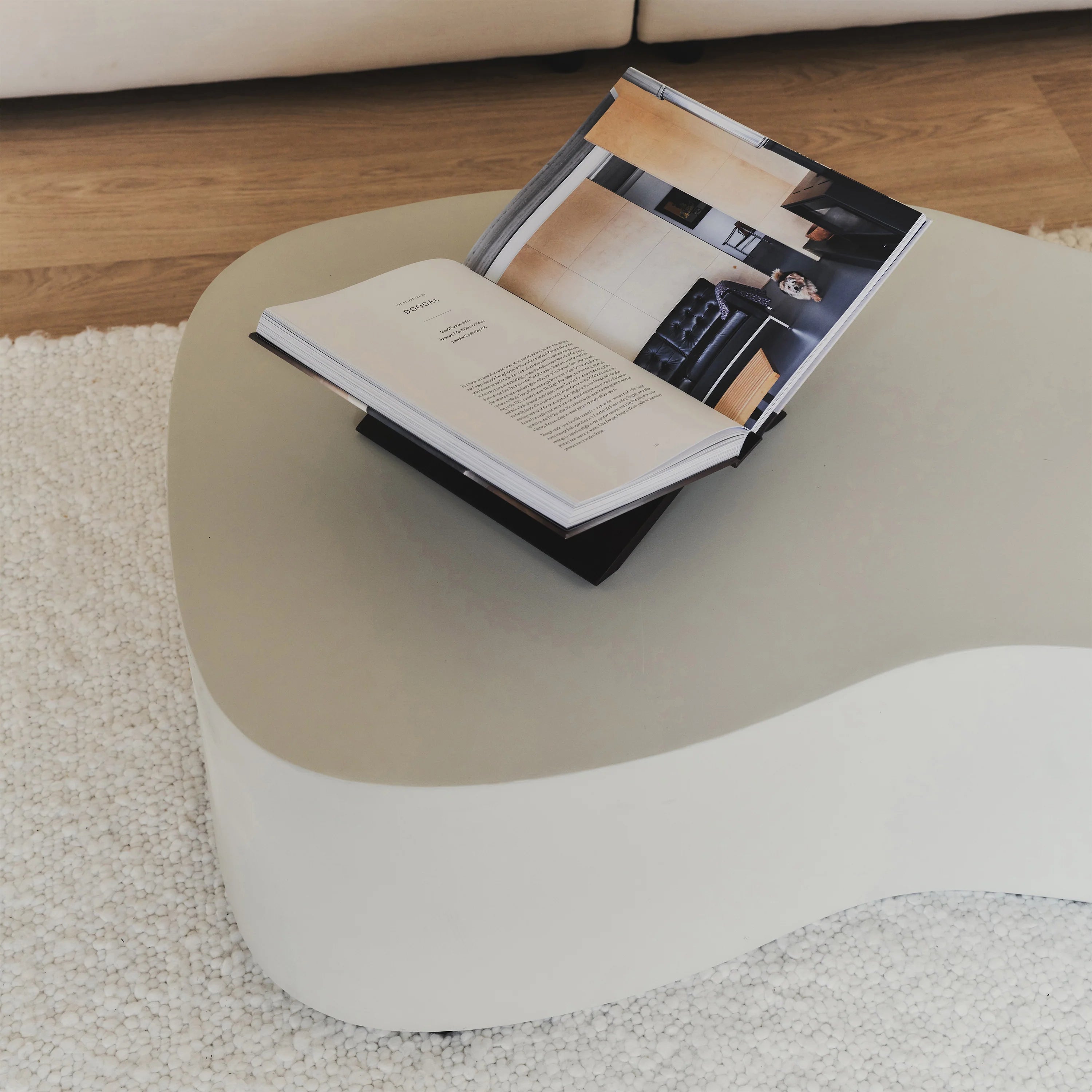 Minimalistisk stor beton-sofabord med uregelmæssig form – hvid