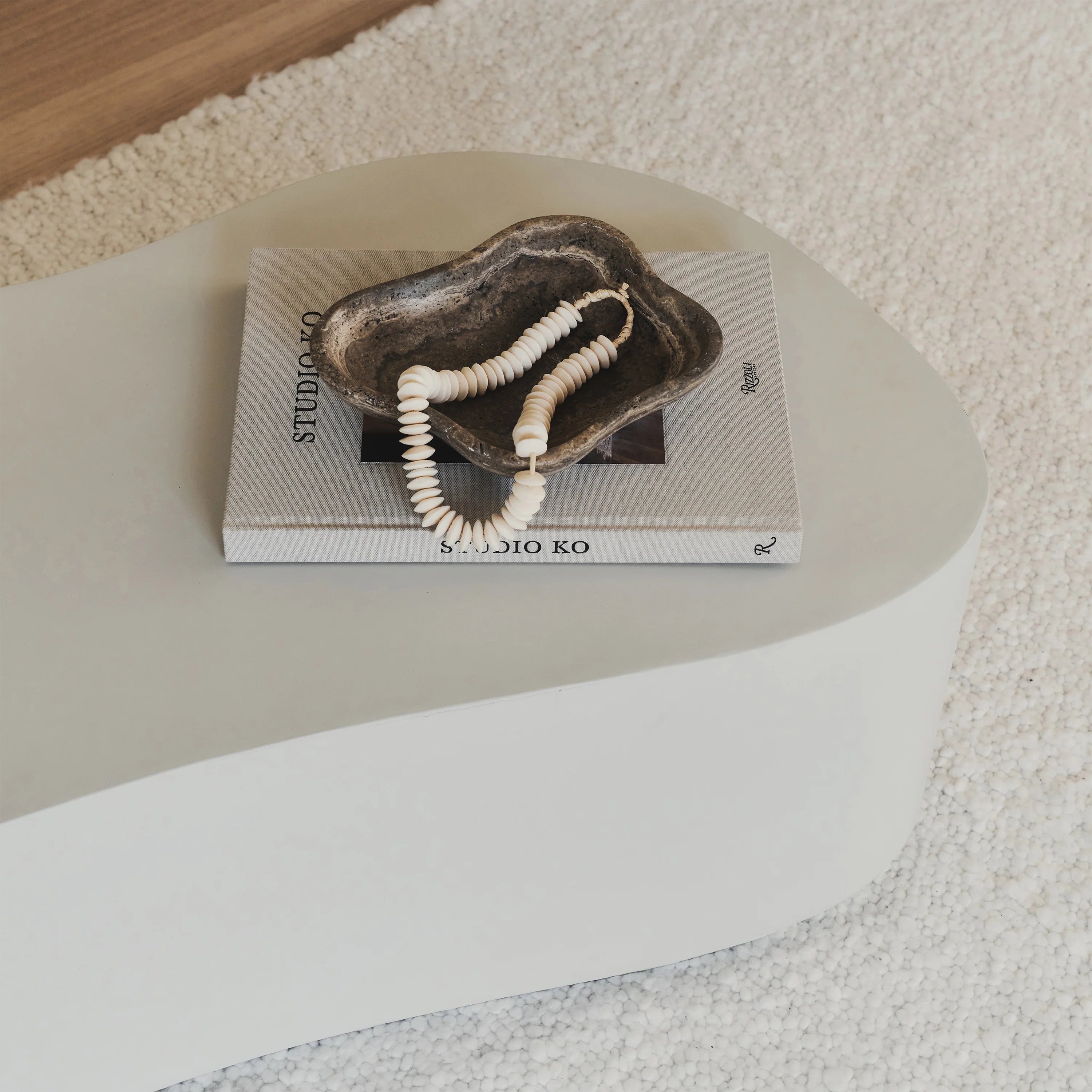 Minimalistisk stor beton-sofabord med uregelmæssig form – hvid