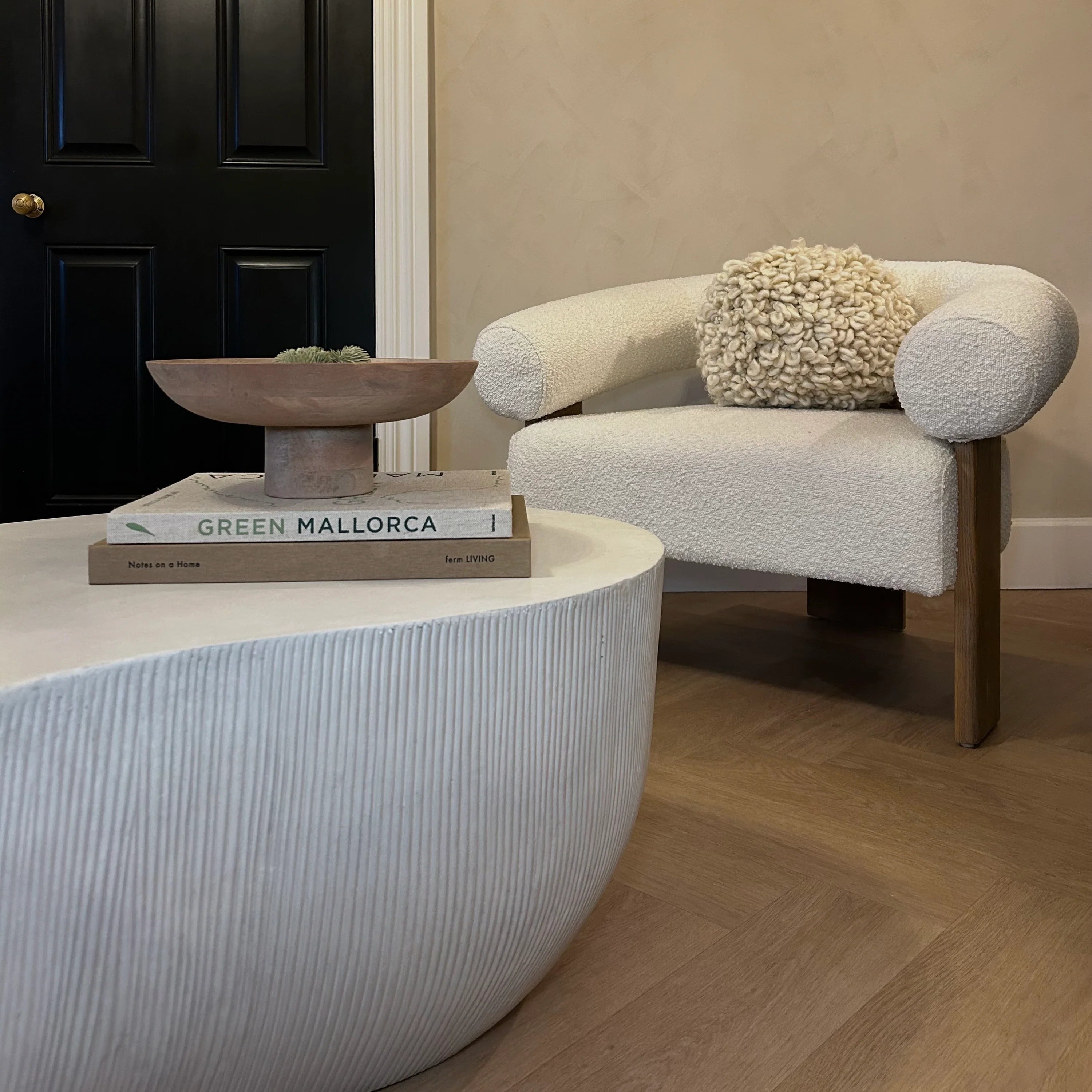 Minimalistisk stor beton-sofabord – hvid
