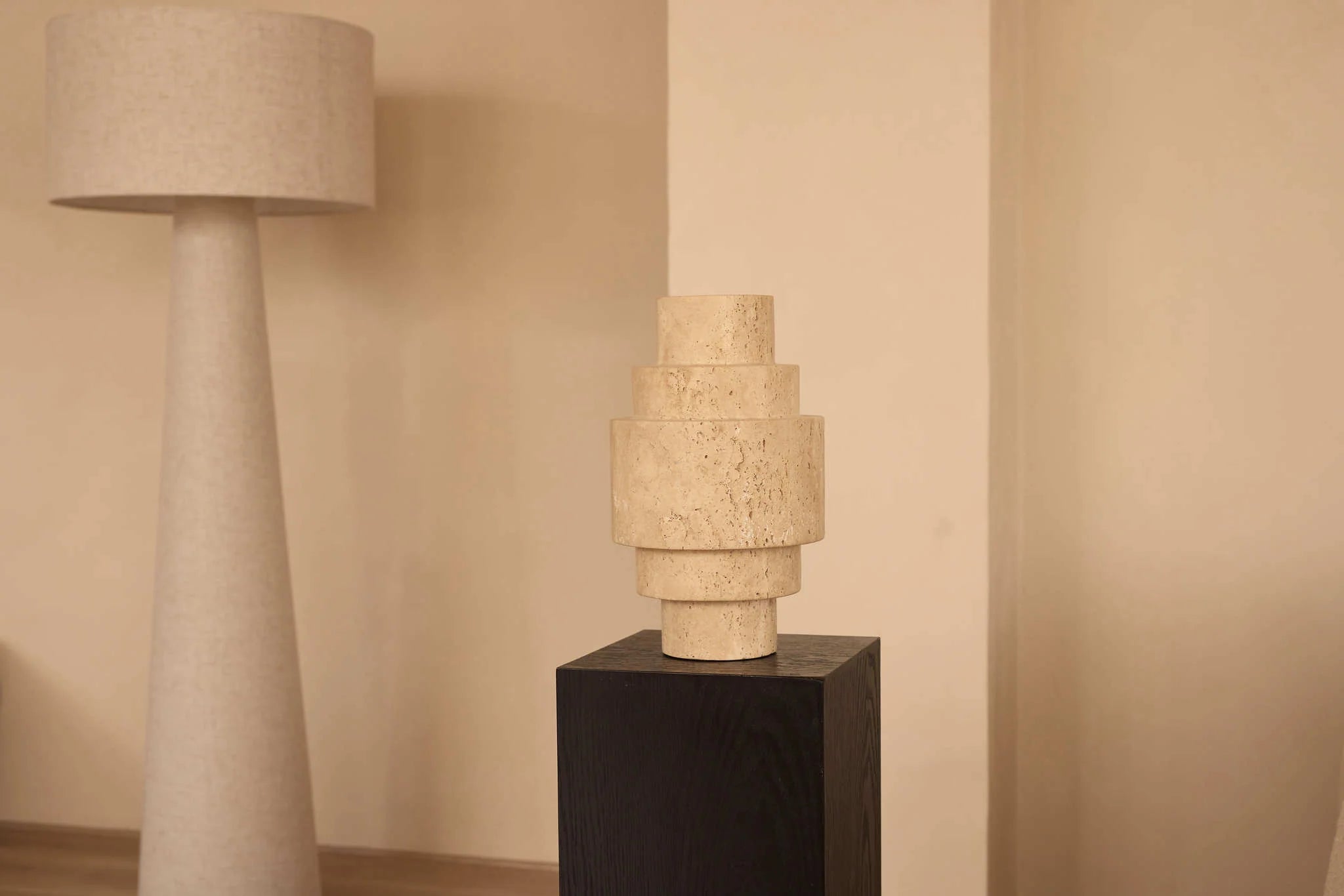 Agano Vase Travertin L Ø20x31 cm