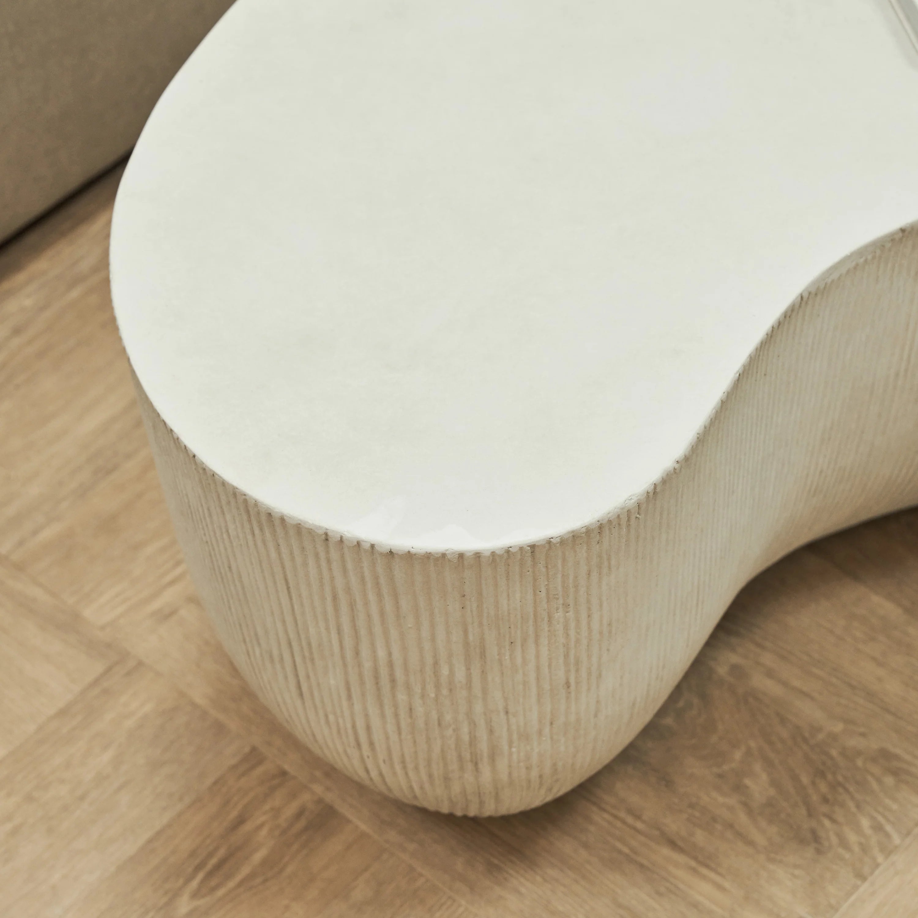 Minimalistisk stor beton-sofabord – hvid