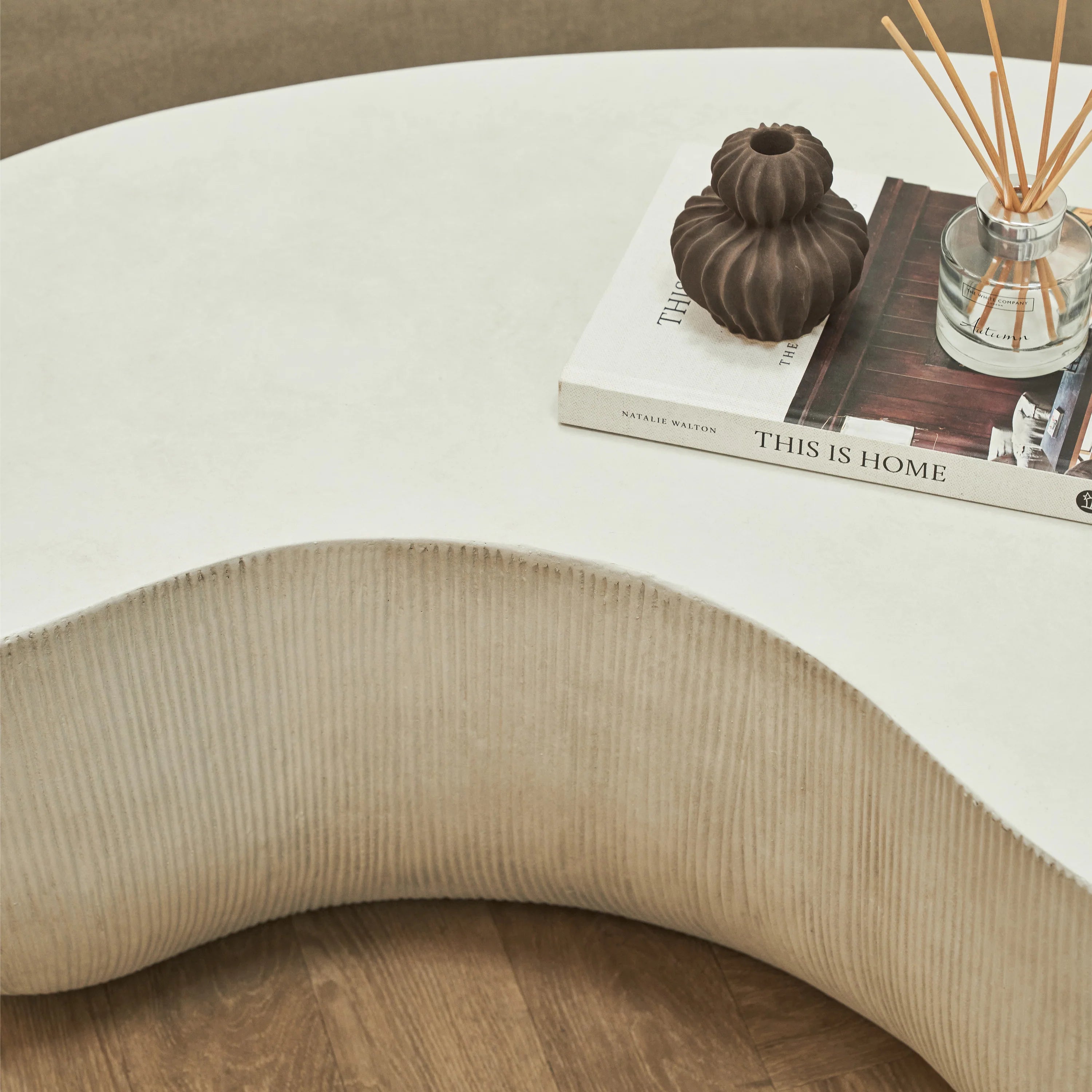 Minimalistisk stor beton-sofabord – hvid