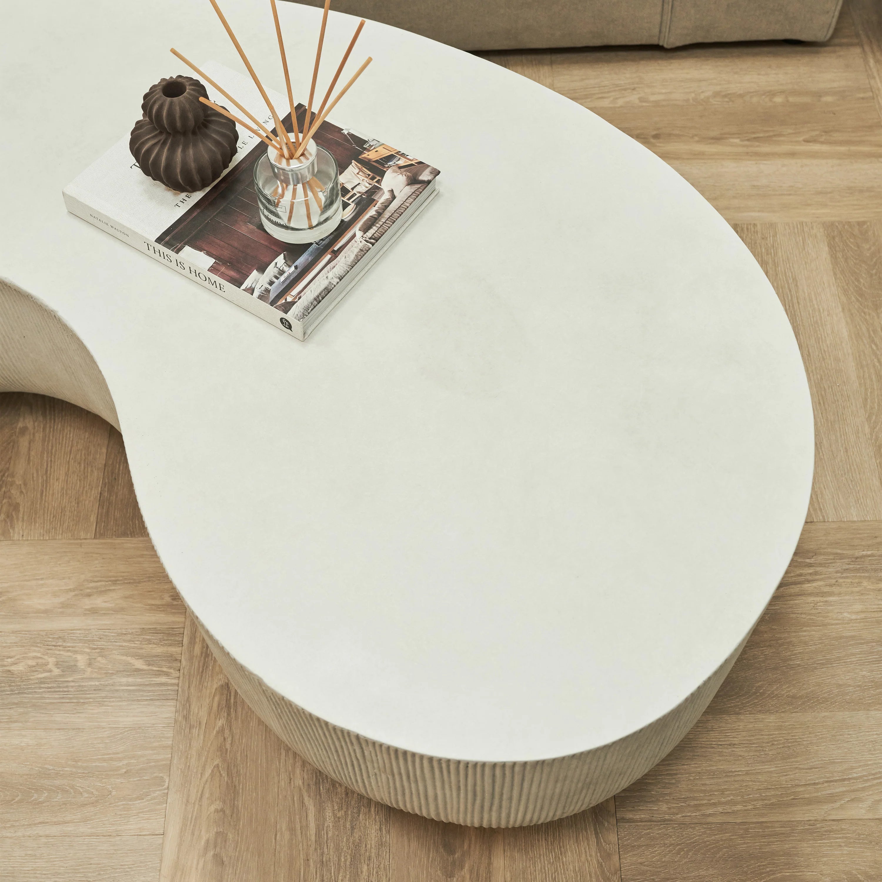 Minimalistisk stor beton-sofabord – hvid