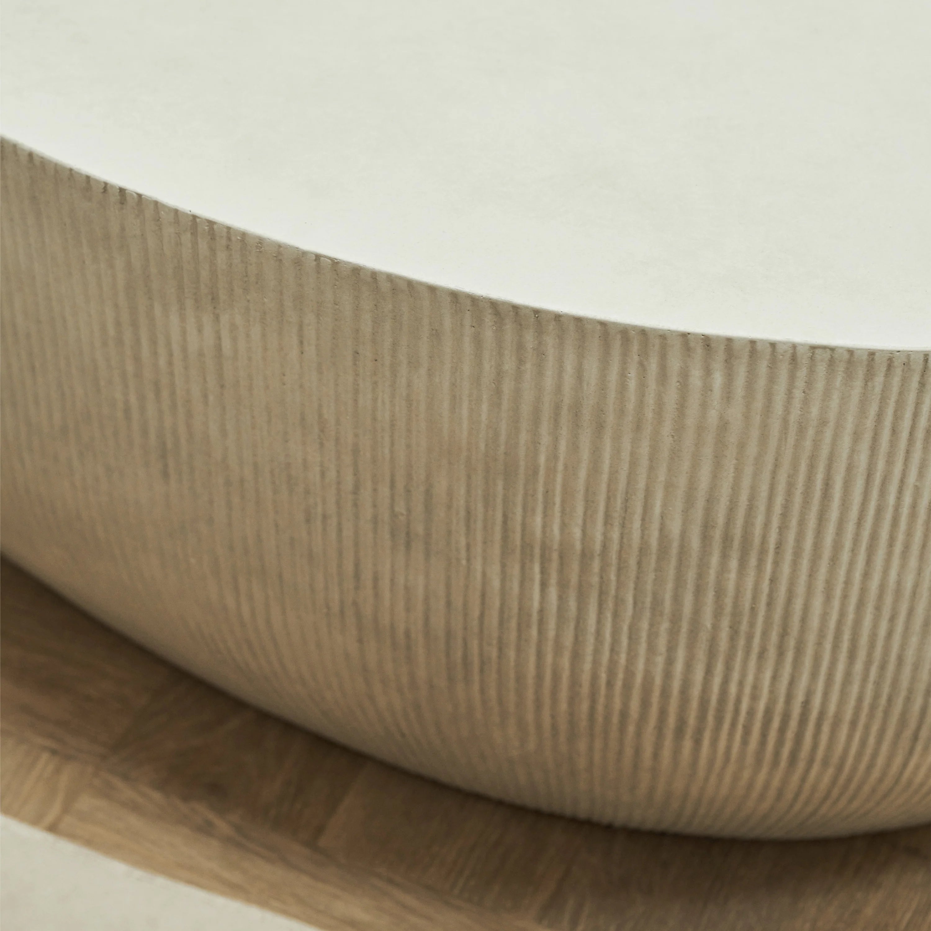 Minimalistisk stor beton-sofabord – hvid