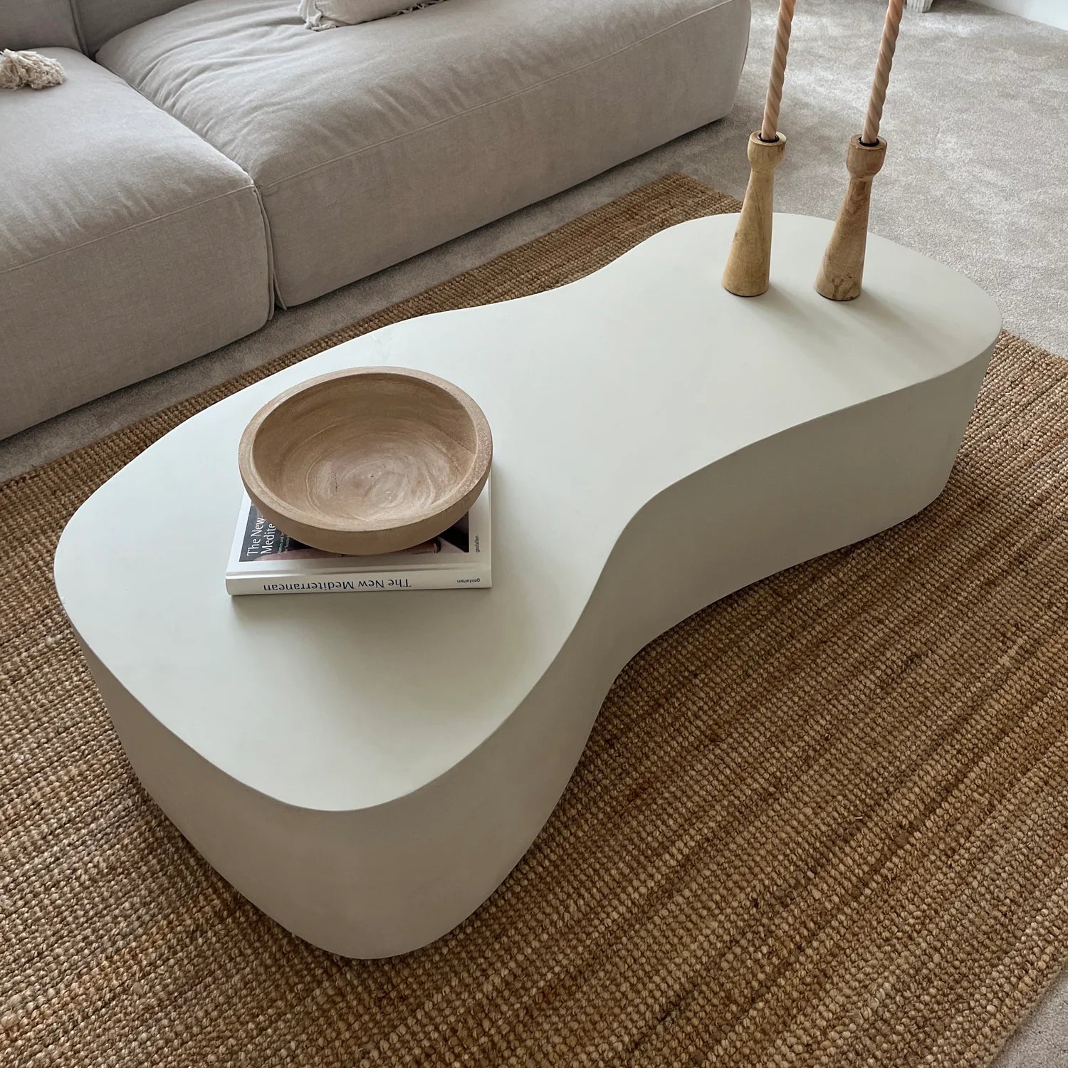 Minimalistisk stor beton-sofabord med uregelmæssig form – hvid