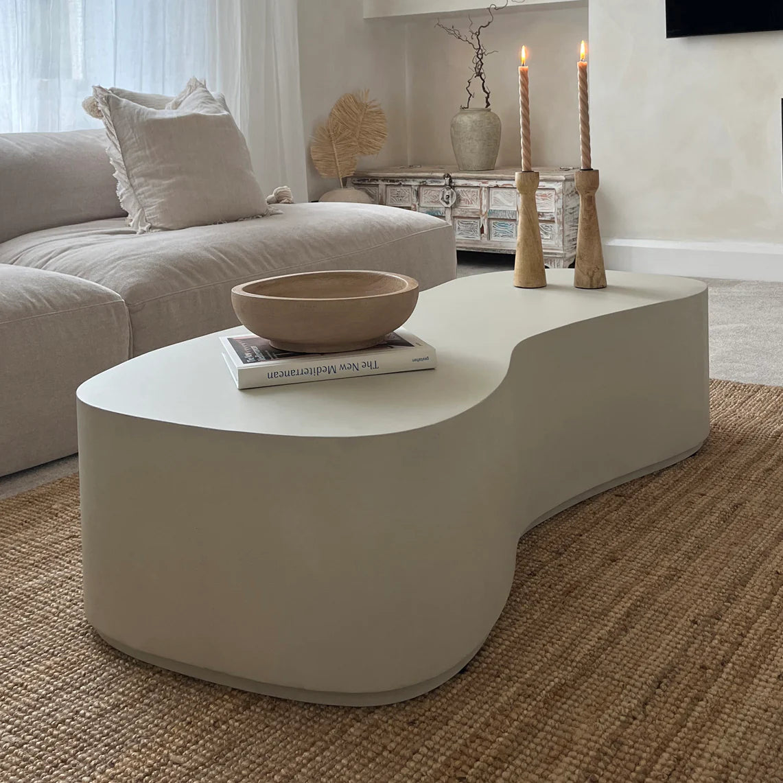 Minimalistisk stor beton-sofabord med uregelmæssig form – hvid